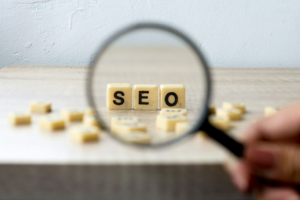 Selective focus of magnifying glass SEO